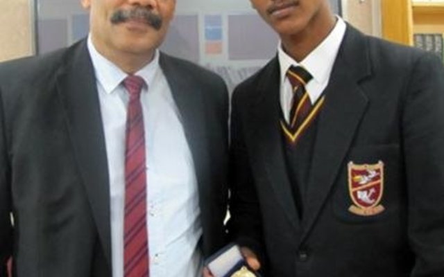 Mnr Tommy Wilson (prinsipaal) en AJ Spandiel 